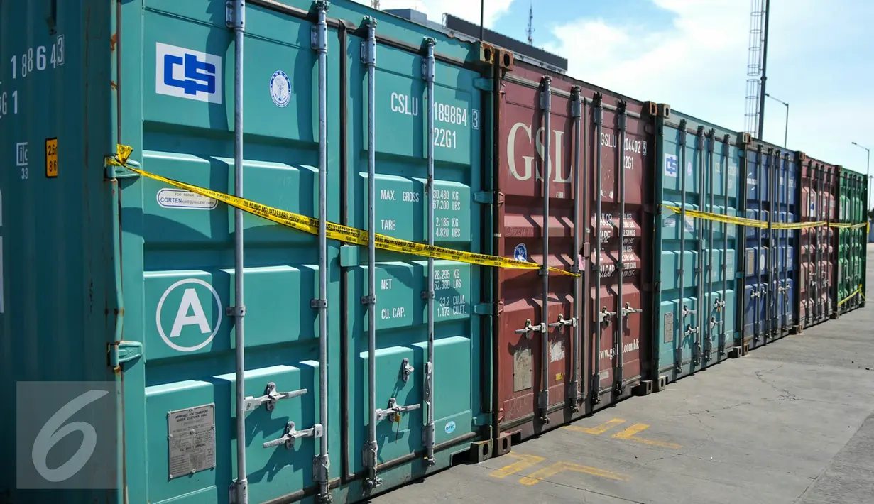 Enam kontainer berisi pupuk ilegal dipasangi garis polisi di Pelabuhan Tanjung Priok, Jakarta, Kamis (7/4). Petugas menggagalkan 6 kontainer pupuk ilegal yang akan diperjualbelikan oleh sindikat produsen dan distributor. (Liputan6.com/Yoppy Renato)
