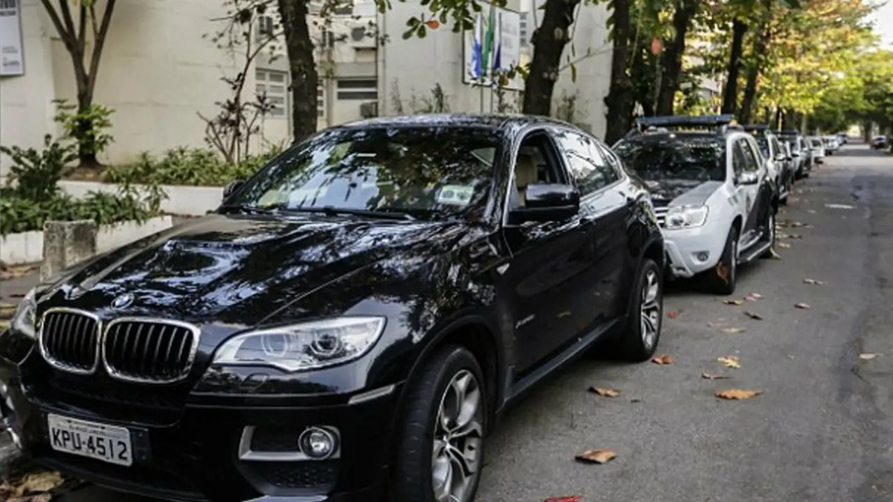 Mobil diplomat Rusia yang diserang. (Daily Mail/Alex Ribier0)