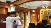 Wakil Gubernur DKI Jakarta Sandiaga Uno memeluk Gubernur Anies Baswedan saat menyampaikan surat pengunduran diri di Balai Kota, Jumat (10/8). Keduanya berpelukan mengingat harus berpisah menjadi rekan kerja memimpin Ibu Kota (Liputan6.com/Herman Zakharia)