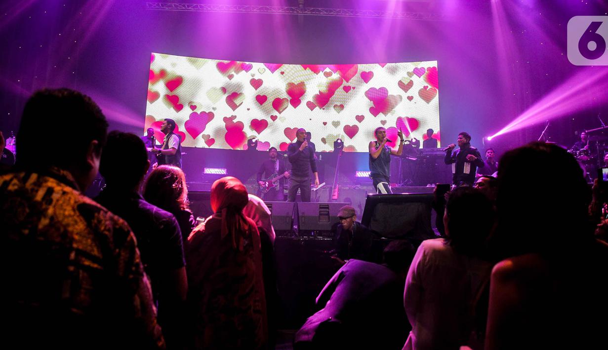 Penampilan Ran saat berduet dengan Marcell dalam konser “ Marcell Tujuh Belas" di Balai Sarbini, Jakarta, Jumat (18/10/2019). Dalam penampilannya mereka membawakan lagu hitsnya yaitu candu asmara dan pandangan pertama. (Liputan6.com/Faizal Fanani)
