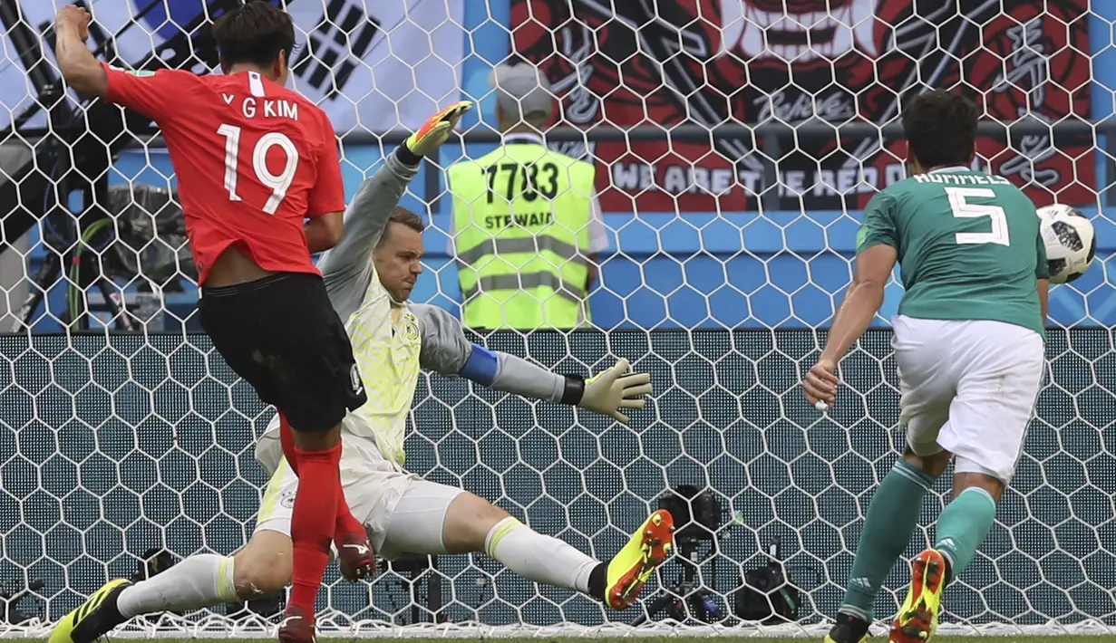 Pemain Korea Selatan, Kim Young-gwon (kiri) mencetak gol ke gawang Manuel Neuer pada laga grup F Piala Dunia 2018 di Kazan Arena, Kazan, Rusia, (27/6/2018). Korea menang atas Jerman 2-0.  (AP/Thanassis Stavrakis)