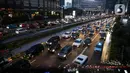 Kendaraan terjebak kemacetan di ruas jalan Jenderal Sudirman, Jakarta, Rabu (25/11/2020). Kemacetan jalanan Ibu Kota usai hujan mengguyur adalah pemandangan yang biasa. Namun di masa pembatasan sosial berskala besar (PSBB) transisi, pemandangan ini kembali muncul. (Liputan6.com/Faizal Fanani)