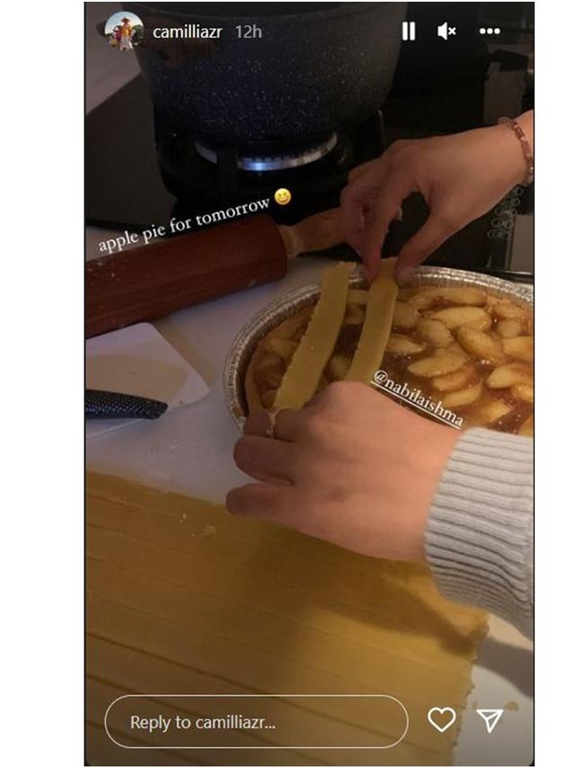 6 Potret Nabila Ishma dan Zara Kenang Ultah Eril, Bikin Apple Pie Bareng