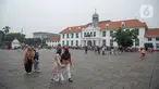 Sejumlah warga berlibur mengunjungi Kota Tua, Jakarta, Selasa (26/12/2023). (Liputan6.com/Faizal Fanani)