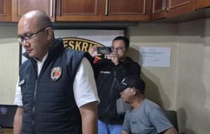 Kasatreskrim Polres Sumedang AKP Tanwin Nopiansah saat memeriksa sejumlah saksi kecelakaan kerja yang menewaskan 4 orang di Jatinangor. (Liputan6.com/ Dok Ist)