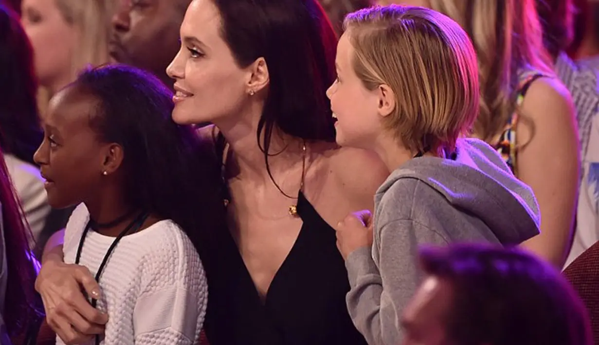 Menurut sumber, setelah mencoba kamera tersebut Jolie pun segera membayarnya dan meninggalkan toko tersebut dengan mengendarai mobilnya bersama Shiloh. (AFP/Bintang.com)