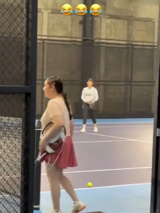 Diketahui bahwa beberapa waktu belakangan, para seleb tanah air berlomba-lomba melakukan berbagai macam olahraga. Termasuk Nagita Slavina dan Syahrini yang sedang rutin tenis. Foto: Instagram.