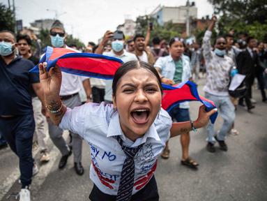 Seorang pengunjuk rasa meneriakkan slogan-slogan saat aksi unjuk rasa di luar Parlemen di Kathmandu, Nepal pada 8 September 2025. (PRABIN RANABHAT/AFP)