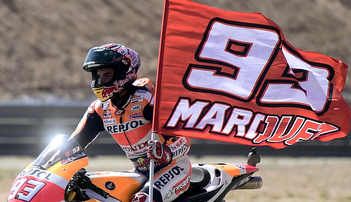 Pebalap Repsol Honda, Marc Marquez, merayakan kemenangan pada GP Aragon di Sirkuit Motorland, Alcaniz, Minggu (24/9/2017). Marquez berhasil finis tercepat dengan waktu 42 menit 6,819 detik. (AFP/Jose Jordan)