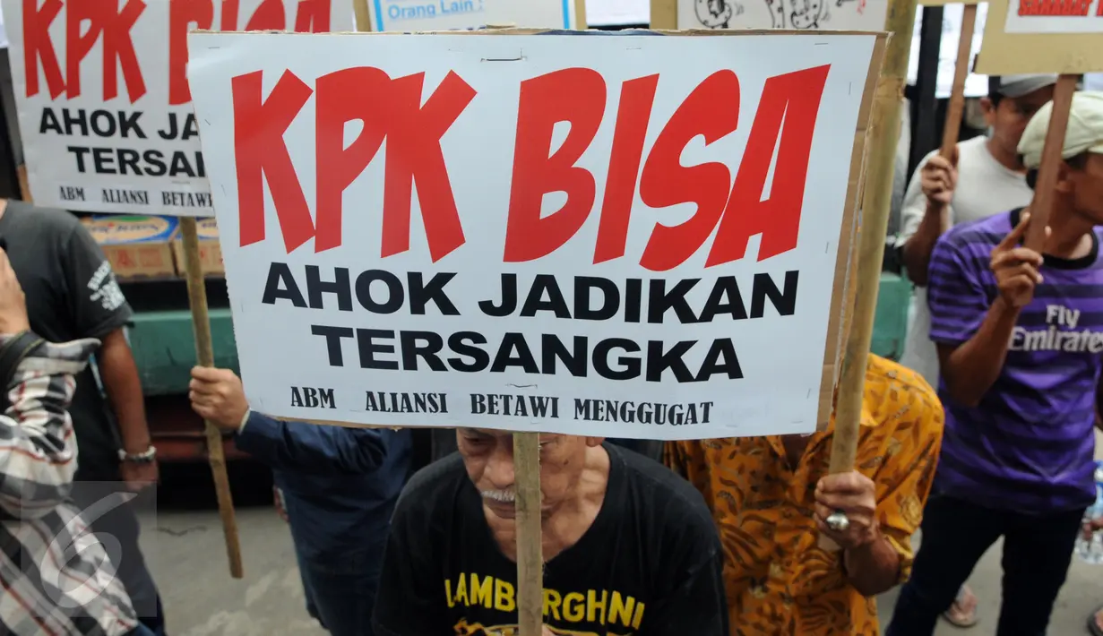 Massa yang tergabung dalam Gerakan Lawan Ahok melakukan aksi unjuk rasa di depan Gedung KPK, Jakarta, Senin (7/12). Aksi tersebut mendesak agar KPK mengusut pembelian lahan RS Sumber Waras yang melibatkan Ahok. (Liputan6.com/Helmi Afandi)