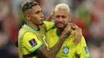 Pemain Brasil, Neymar (kanan) dihibur oleh rekannnya, Raphinha setelah tim mereka kalah dari Kroasia saat laga perempat final Piala Dunia Qatar 2022 yang berlangsung di Education City Stadium, Al-Rayyan, Jumat (09/12/2022) waktu setempat. Brasil kalah 2-4 dari Kroasia saat babak adu penalti. (AFP/Adrian Dennis)