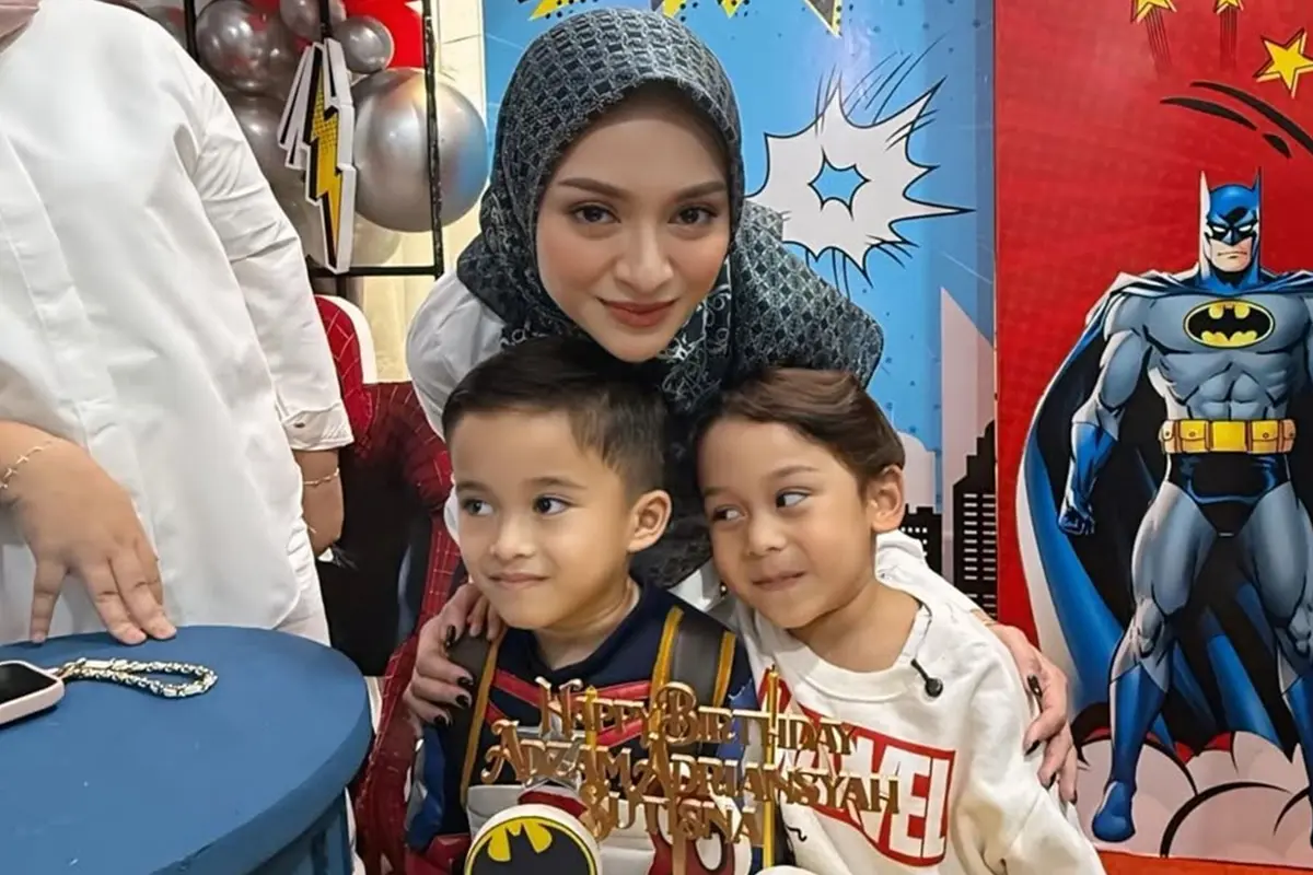 6 Potret Nathalie Holscher Tampil Berhijab di Ultah Adzam ke-4, Curi Perhatian