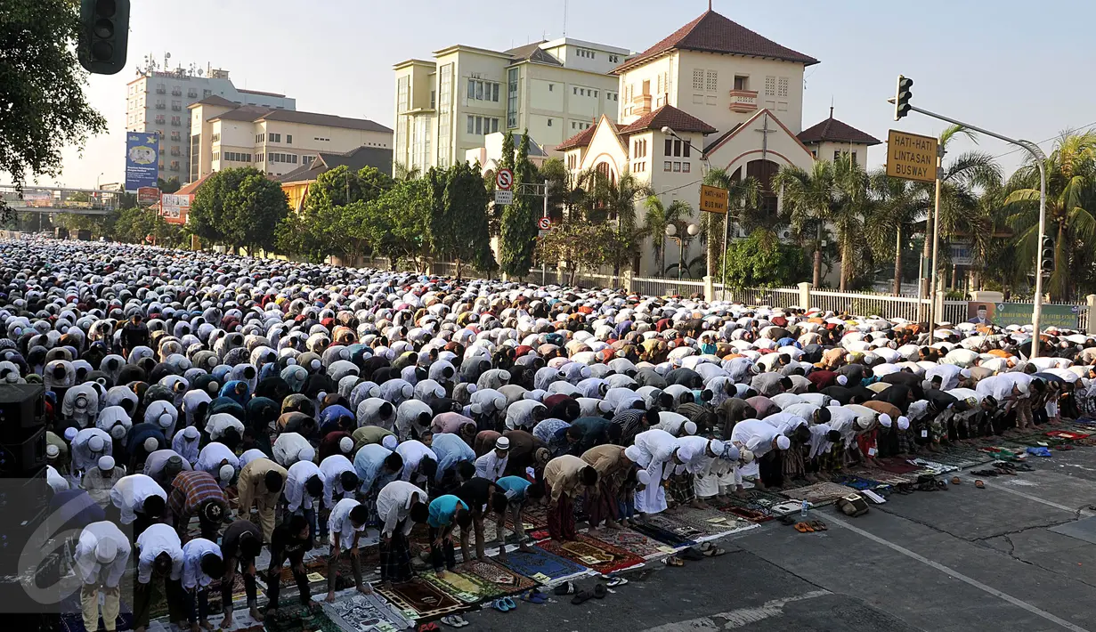 Pemerintah melalui Kementerian Agama menetapkan Hari Raya Idul Fitri 1436 H jatuh pada Jumat 17 Juli 2015. Tampak, ribuan umat muslim saat melaksanakan salat Id di ruas Jalan Jatinegara Barat, Jakarta, Jumat (17/7/2015). (Liputan6.com/Johan Tallo)