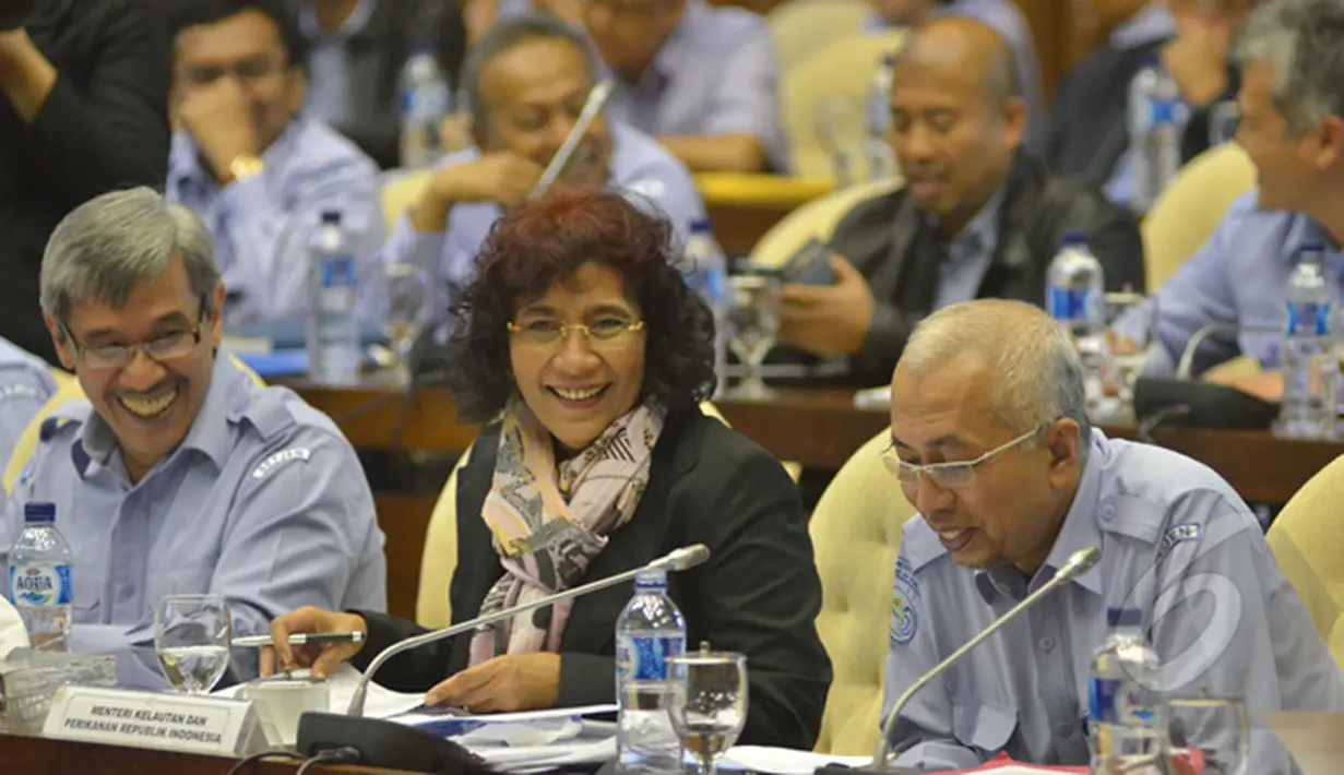 Menteri Kelautan dan Perikanan, Susi Pudjiastuti (tengah) saat mengikuti rapat kerja dengan Komisi IV DPR RI, Jakarta, Senin (26/1/2015). Rapat membahas kebijakan Kementerian Kelautan dan Perikanan tahun 2015-2019. (Liputan6.com/Andrian M Tunay).