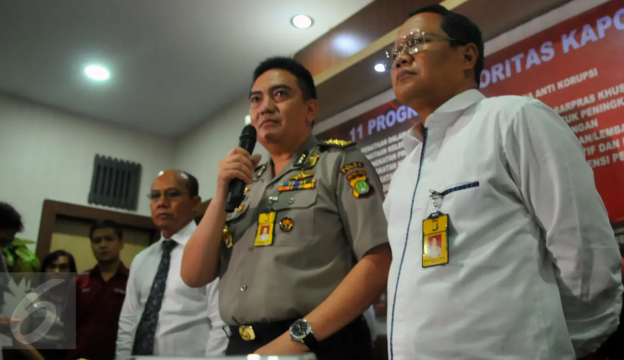 Kabid Humas Polda Metro Jaya, Kombes M. Iqbal memberikan keterangan pers di di Jakarta, Rabu (23/3). Polisi mengamankan seorang supir taksi Blue Bird karena memposting pesan provokatif di media sosial Facebook saat demo taksi. (Liputan6.com/Faisal R Syam)