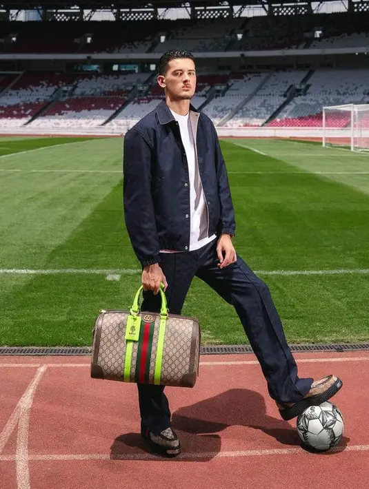 Justin Hubner tampil mengenakan koleksi pre fall Gucci 2024. Ia mengenakan jaket denim senada dengan celananya dipadukan kaos putih sambil membawa tas Gucci dengan pattern yang ciri khas senada dengan sepatunya.  [@kacastuudio]
