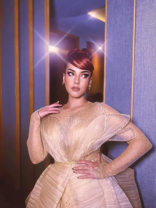 Tampil bak Tinkerbell, Tasya Farasya menirunya dengan sempurna. Mulai dari outfit, makeup yang bold, dan gaya rambut sleek-look dengan poni yang ditarik ke satu sisi. Foto: Instagram.