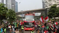 Sejumlah pemain dan ofisial Timnas Indonesia U-22 mengikuti parade perayaan kesuksesan Timnas Indonesia U-22&nbsp;di SEA Games 2023 Kamboja dengan berkeliling kota Jakarta menggunakan kendaraan terbuka, Jumat (19/05/2023). (Bola.com/Bagaskara Lazuardi)