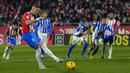 Pemain Girona, Artem Dovbyk mencetak gol ke gawang Deportivo Alaves melalui tendangan penalti pada laga Liga Spanyol 2023/2024 di Montilivi Stadium, Girona, Spanyol, 18 Desember 2023. (AFP/Pau Barrena)