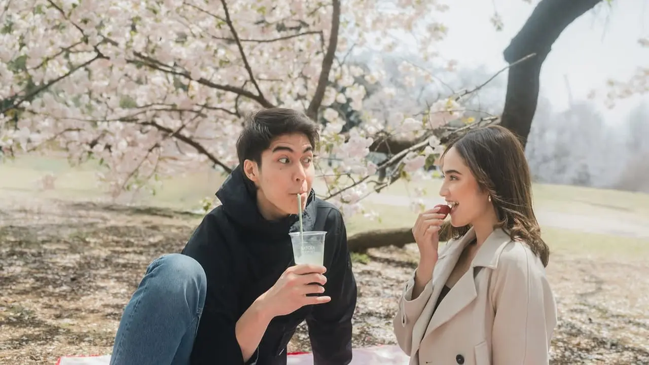 Gaya Picnic Date El Rumi dan Syifa Hadju, Stylish dengan Layering Outfit di Bawah Pohon Sakura