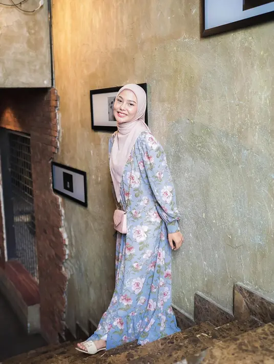 <p>Untuk gaya lebih feminine, gamis floral ala Dara Arafah bisa ditiru. Gunakan hijab warna nude untuk mempermanis penampilan. [Instagram/daraarafah]</p>