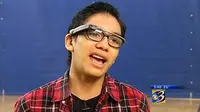 Dengan Google Glass remaja buta asal Michigan ini bisa melihat. (Foto: NY Daily News))