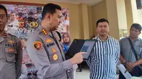 Kapolresta Bogor Kota Kombes Bismo Teguh Prakoso saat menunjukkan laporan penculikan lewat pesan singkat ke nomor pribadinya (Liputan6.com/Achmad Sudarno)