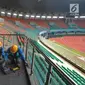 Petugas PLN Distribusi Jawa Barat memeriksa jaringan kabel saat pelaksanaan Apel Kesiapan Pasokan Listrik dan Petugas di Stadion Pakansari, Bogor, Selasa (7/8). Kegiatan itu untuk menyambut kesiapan PLN jelang Asian Games 2018. (Merdeka.com/Arie Basuki)