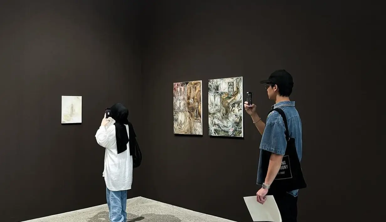 Nikmati waktu berdua dengan mengunjungi pameran seni, Dinda Hauw dan Rey Mbayang tak lupa bergantian dalam mengambil foto pasangan meski tentunya adalah orang lain yang mengambil foto mereka berdua. Dalam foto yang diunggah pada 30 Mei 2024 lalu ini, vibes Dinda Hauw dan Rey Mbayang digambarkan seperti pasangan di film hingga cerita fiksi. (Liputan6.com/IG/dindahw)