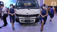 Model berdiri di depan mobil niaga listrik Fuso “eCanter" pada pameran otomotif Gaikindo Indonesia International Auto Show (GIIAS) 2022 di ICE BSD, Tangerang, Kamis (11/8/2022). (Liputan6.com/Fery Pradolo)