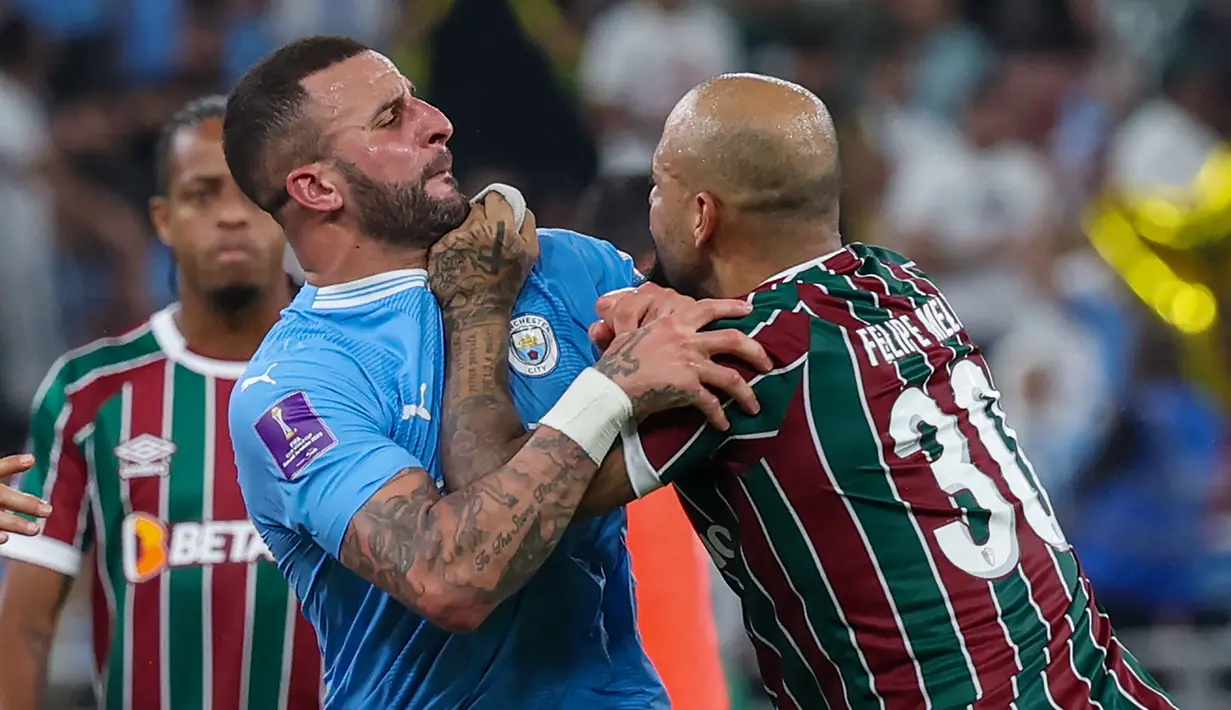 Pemain Manchester City, Kyle Walker (kiri) bersitegang dengan pemain Fluminense, Felipe Melo setelah laga final Piala Dunia Antarklub 2023 di King Abdullah Sports City, Jeddah, Arab Saudi, Sabtu (23/12/2023) dini hari WIB. (AFP/Giuseppe Cacace)