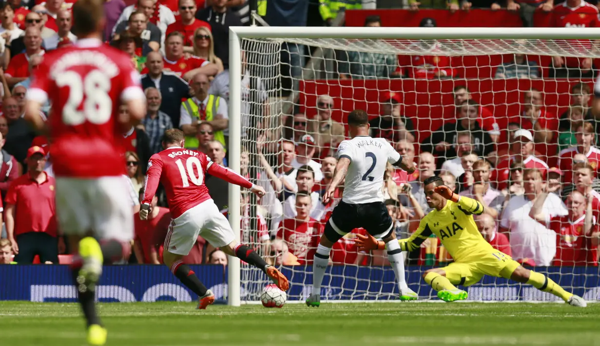 Pemain Spurs, Kyle Walker, menendang bola ke dalam gawangnya sendiri saat berusaha menghalau bola dari pemain MU dalam pertandingan di Stadion Old Trafford, Inggris. Sabtu (8/8/205). (Action Images via Reuters/Jason Cairnduff)