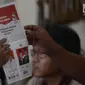 Warga melihat kertas suara sebelum pemungutan suara ulang (PSU) Pemilu 2019 di TPS 18 Malakasari, Duren Sawit, Jakarta Timur, Sabtu (27/4). Pelaksanaan PSU di 8 TPS wilayah Jaktim karena banyaknya pemilih yang menggunakan e-KTP tanpa memiliki A5 saat hari pencoblosan. (merdeka.com/Imam Buhori)