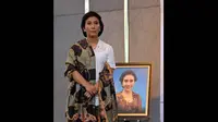 Menteri Perikanan dan Kelautan Susi Pudjiastuti tampak anggun menggunakan baju kebaya Jawa berwarna putih saat acara Serah Terima Jabatan (Sertijab) di Jakarta, Rabu (29/10/2014). (Liputan6.com/Panji Diksana)