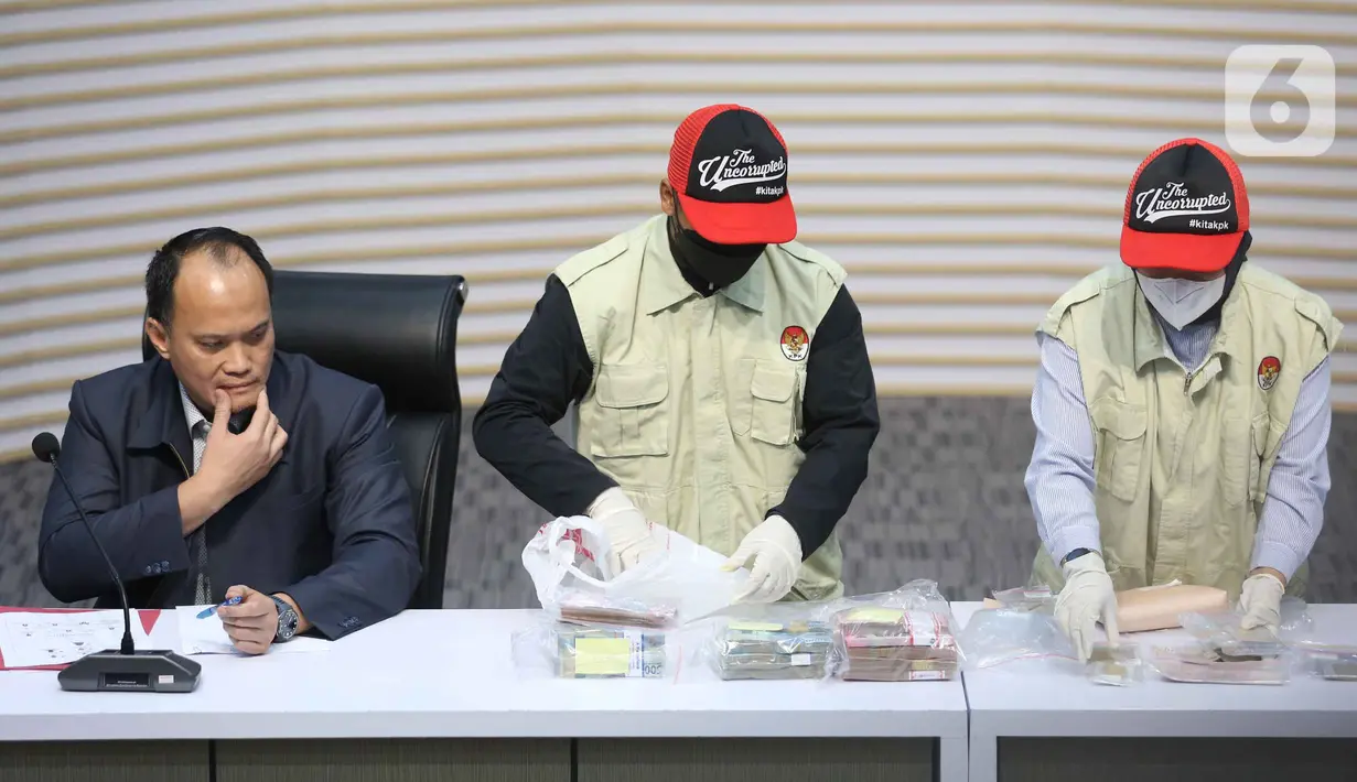 Dalam kegiatan OTT tersebut, KPK menyita barang bukti uang sejumlah Rp 135 juta disita dari kediaman pribadi Bupati Lampung Tengah, Ardito Wijaya. Tampak dalam foto, petugas memperlihatkan barang bukti penangkapan Bupati Lampung Tengah, Ardito Wijaya, di Gedung Merah Putih Komisi Pemberantasan Korupsi (KPK), Jakarta, Kamis (11/12/2025). (Liputan6.com/Helmi Fithriansyah)