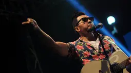 Band Rock & Roll, Naif saat beraksi di Indonesia Greaser Party 2015, Senayan, Jakarta, Jumat (10/4/2015). (Liputan6.com/Faisal R Syam)