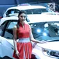 Sales Promotion Girl berpose di sisi mobil keluaran Honda pada Indonesia International Motor Show 2018 di JIExpo, Jakarta, Kamis (19/4). 38 merek kendaraan dipamerkan dan 350 perusahaan ikut dalam IIMS 2018. (Liputan6.com/Helmi Fithriansyah)