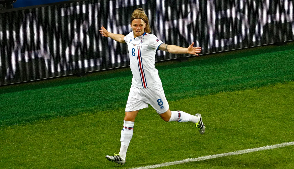 Gelandang Islandia, Birkir Bjarnason melakukan selebrasi usai mencetak gol kegawang Portugal pada laga Grup F Piala Eropa di Stade Geoffroy-Guichard, Prancis, Selasa (14/6). Islandia berhasil tahan imbang Portugal 1-1. (REUTERS/Max Rossi)
