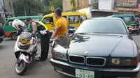 Polisi tilang pengendaran BMW yang menggunakan plat nomor Jepang. (Ady Anugrahadi/Liputan6.com)