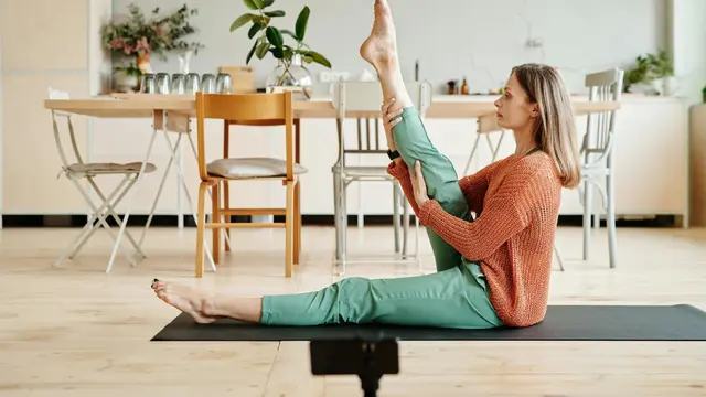 Mengenal Manfaat Latihan Seated Leg Raise untuk Menguatkan Otot Kaki