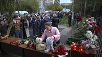 Anak-anak berlari dari lokasi penembakan di sekolah No. 88 di Izhevsk, Rusia, Senin (26/9). Pihak berwenang mengatakan seorang pria bersenjata telah menewaskan 15 orang dan melukai 24 orang lainnya di sekolah di Rusia tengah. Menurut para pejabat, 11 anak termasuk di antara mereka yang tewas dalam penembakan Senin pagi itu. (Izhlife.ru via AP)