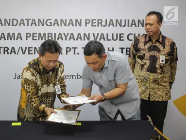 SVP SME Banking Bank Mandiri Choirul Anwar (dua kiri) dan Direktur Keuangan PT Timah Emil Ermindra (dua kanan) menandatangani perjanjian kerja sama di Jakarta, Rabu (4/9/2019). Bank Mandiri memfasilitasi pembiayaan khusus sebesar Rp 150 miliar ke PT Timah. (Liputan6.com/Faizal Fanani)