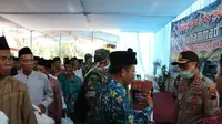 Kapolres Kebumen, AKBP Rudy Cahya Kurniawan turun tangan untuk menghentikan acara peringatan Isra Miraj yang digelar oleh warga. (Foto: Liputan6.com/Humas Polres Kebumen/Galoeh W)