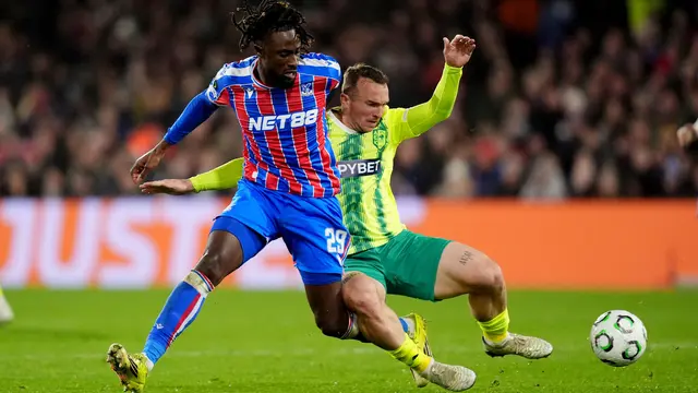 Pemain Crystal Palace Evann Guessand (kiri) berebut bola dengan pemain AEK Larnaca Dorde Ivanovic
