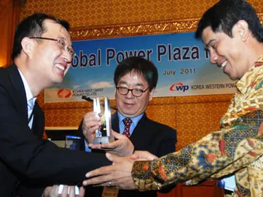Citizen6, Jakarta: Direktur Operasi PLN Ngurah Adnyana memberikan cendramata kepada Vice President Kepco (Korean East-West Power Co.Ltd) Lim Han Kyu, usai membuka seminar tentang pengelolaan Power Plant kerjasama PLN dengan Kepco-Kewp. Rabu (6/7).