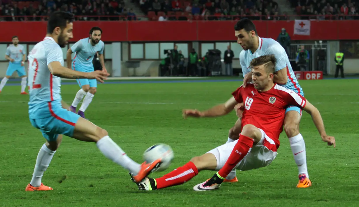 Striker Timnas Austria, Lukas Hinterseer (tengah), mendapat pengawalan ketat dari dua pemain bertahan Turki. (Bola.com/Reza Khomaini)