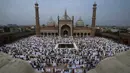 Umat muslim melaksanakan salat Idul Adha di Masjid Jama, New Delhi, India, 10 Juli 2022. Umat muslim seluruh dunia merayakan Idul Adha atau Hari Raya Kurban untuk memperingati kesediaan Nabi Ibrahim mengorbankan putranya. (AP Photo/Manish Swarup)