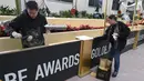 Pekerja menyiapkan area karpet merah Golden Globe Awards 2019 di The Beverly Hilton, Beverly Hills, California, Sabtu (5/1). Sejumlah bintang Hollywood akan hadir pada penghargaan tahunan paling bergengsi bagi industri perfilman ini. (Mark RALSTON/AFP)