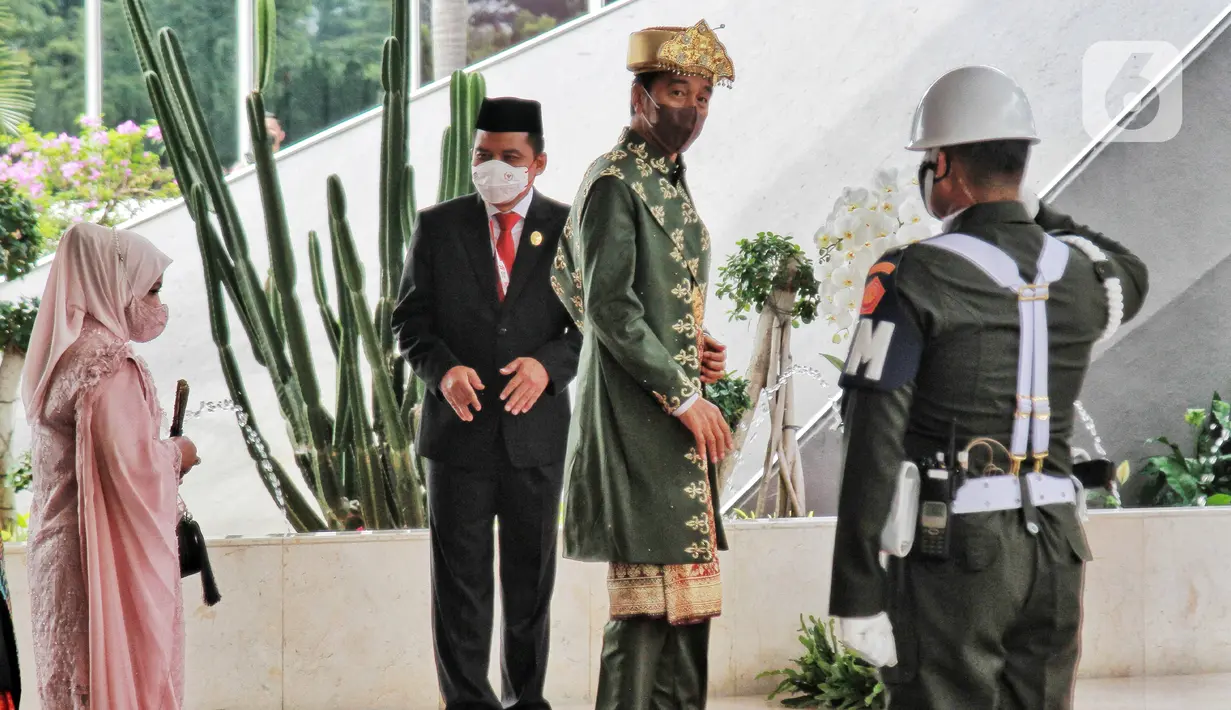 Presiden Joko Widodo atau Jokowi (kedua kanan) beserta Ibu Iriana Joko Widodo (kiri) tiba di Gedung Nusantara MPR/DPR/DPD RI, Jakarta, Selasa (16/8/2022). Presiden Jokowi akan menyampaikan pidato kenegaraan di Gedung MPR/DPR/DPD RI. (Liputan6.com/Angga Yuniar)