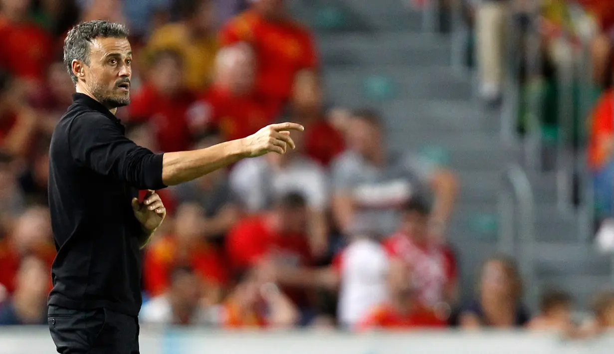 Pelatih Spanyol, Luis Enrique memberikan instruksi kepada para pemainnya selama pertandingan UEFA Nations League di stadion Manuel Martinez Valero, Spanyol (11/9). Spanyol menang telak atas Kroasia 6-0. (AP Photo/Alberto Saiz)